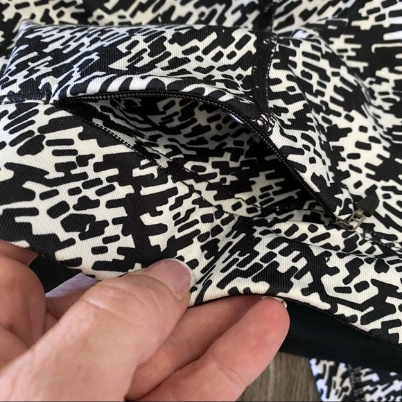 Nike Dri-Fit Black and White Capri Leggings S - Picture 9 of 11